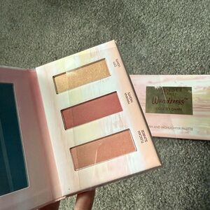 Wander Beauty Dual-Tone Palette in Burgundy and Rose